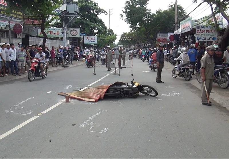 Lực lượng chức năng nhanh chóng có mặt khám nghiệm hiện trường vụ tai nạn